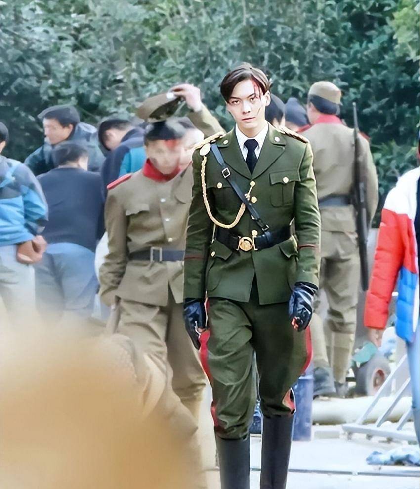 千玺:演军阀少帅我在行,窦骁:弟弟你还年轻,钟汉良:都起开_军装