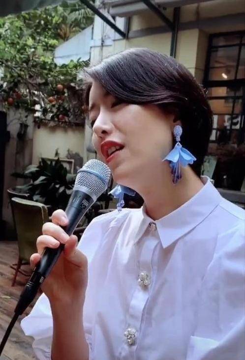 新女友酒吧门前献唱,侧颜气质像极了天后_王菲_李嫣_susiewu