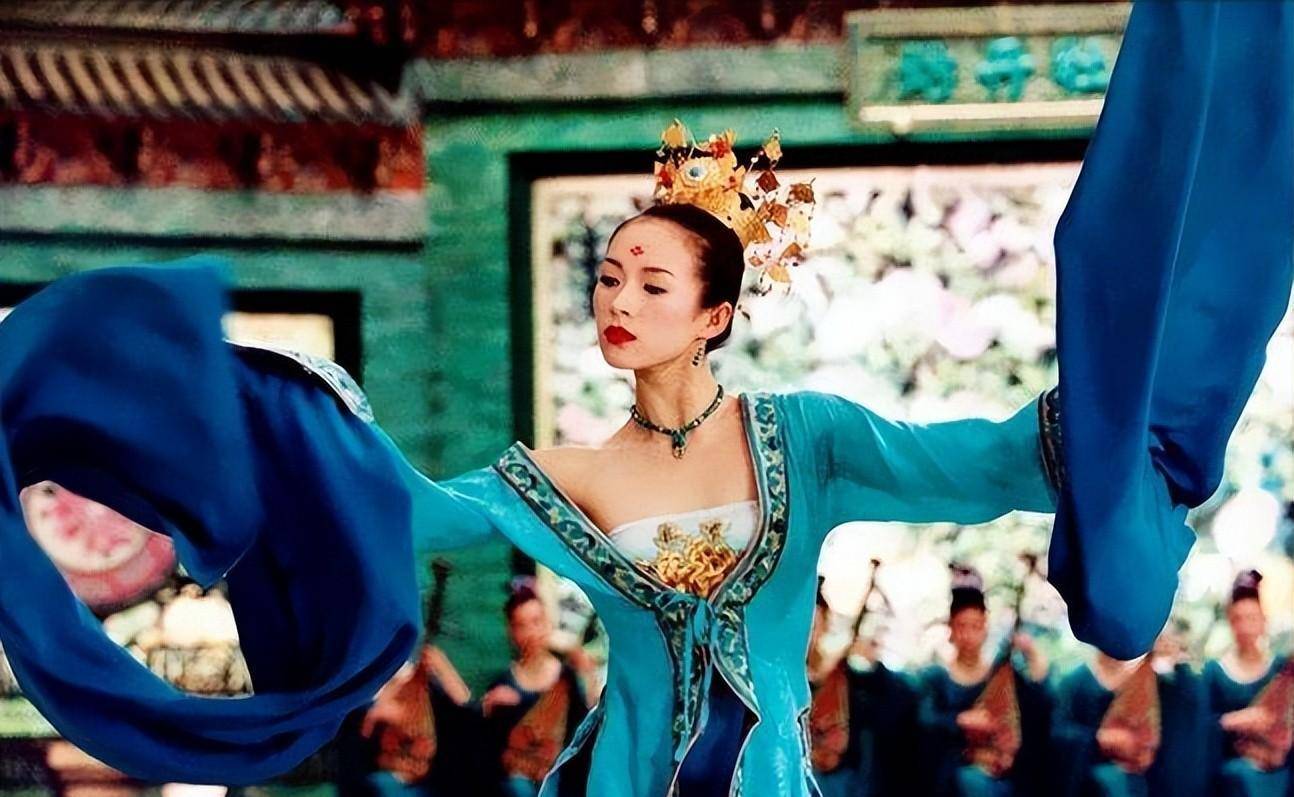 章子怡少时学习舞蹈并在全国桃李杯舞蹈比赛中获奖,这样的练舞经历也