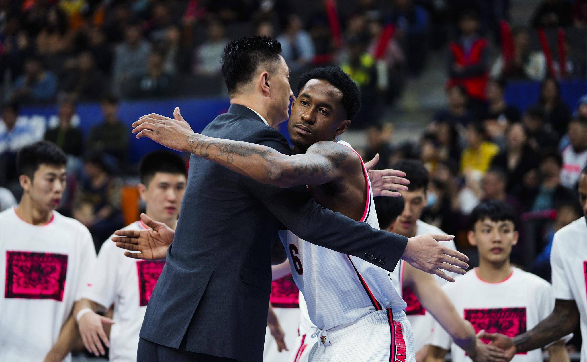 杜锋发文祝福布鲁克斯早日康复:他渴望再次为广东夺冠