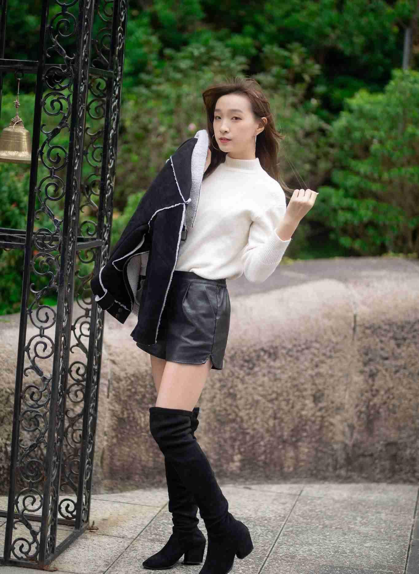 黑色皮短裤搭配高跟长靴完美收官,大长腿和苗条感觉都有了