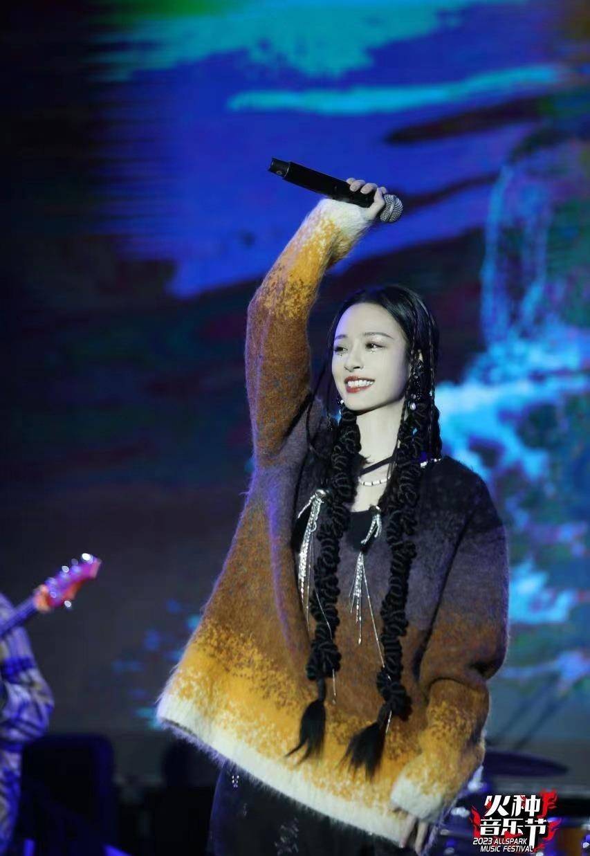 李莎旻子首次以歌手身份登台 火种音乐节展现超强创作天赋_女孩_观众