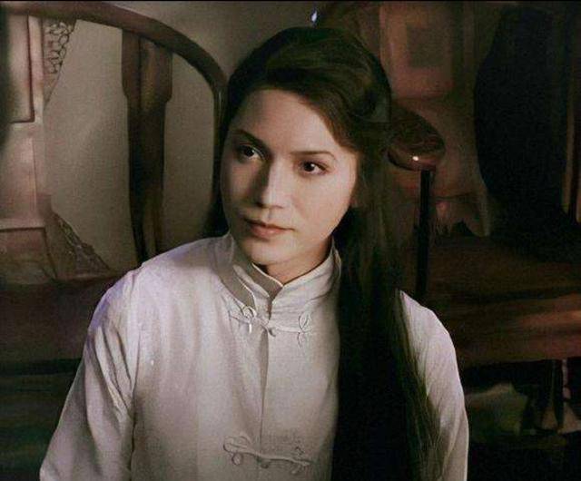 相比之下,这两部电影没有太大的差距,尊龙扮演的是男扮女装,反串