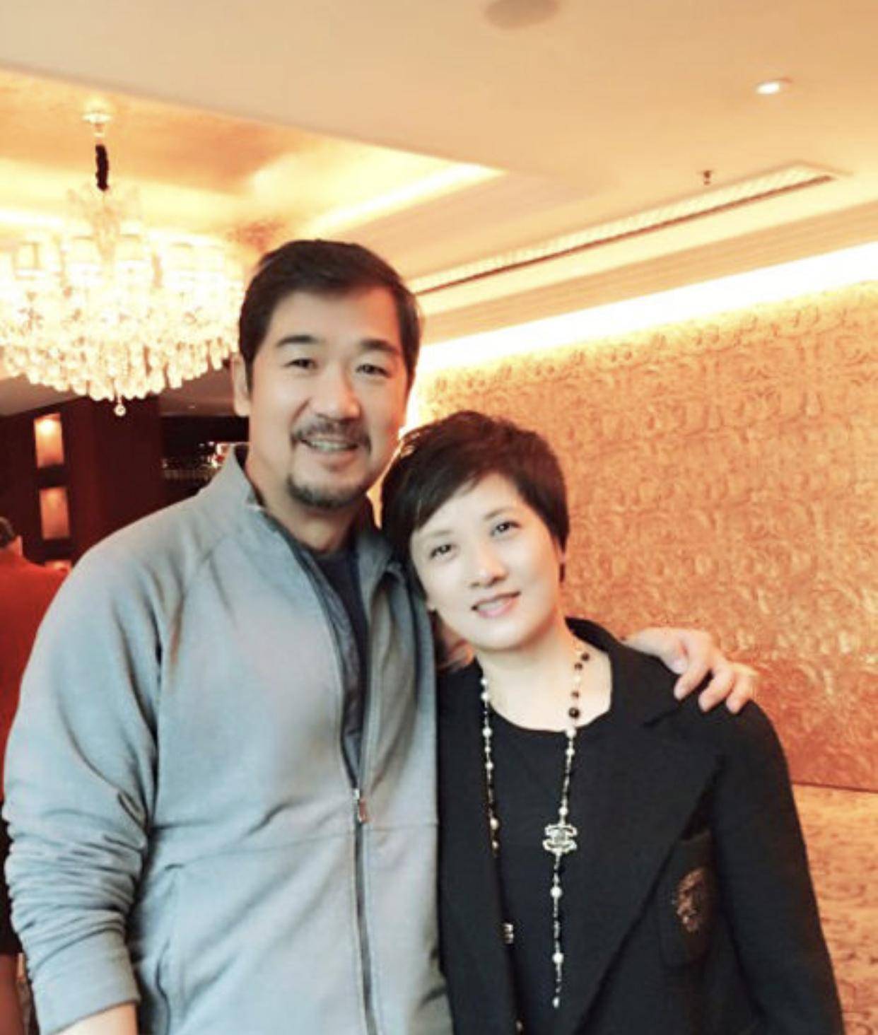 张国立夫妇未移民,结束国外假期带邓婕回国与宋丹丹夫妇共进晚餐_餐厅