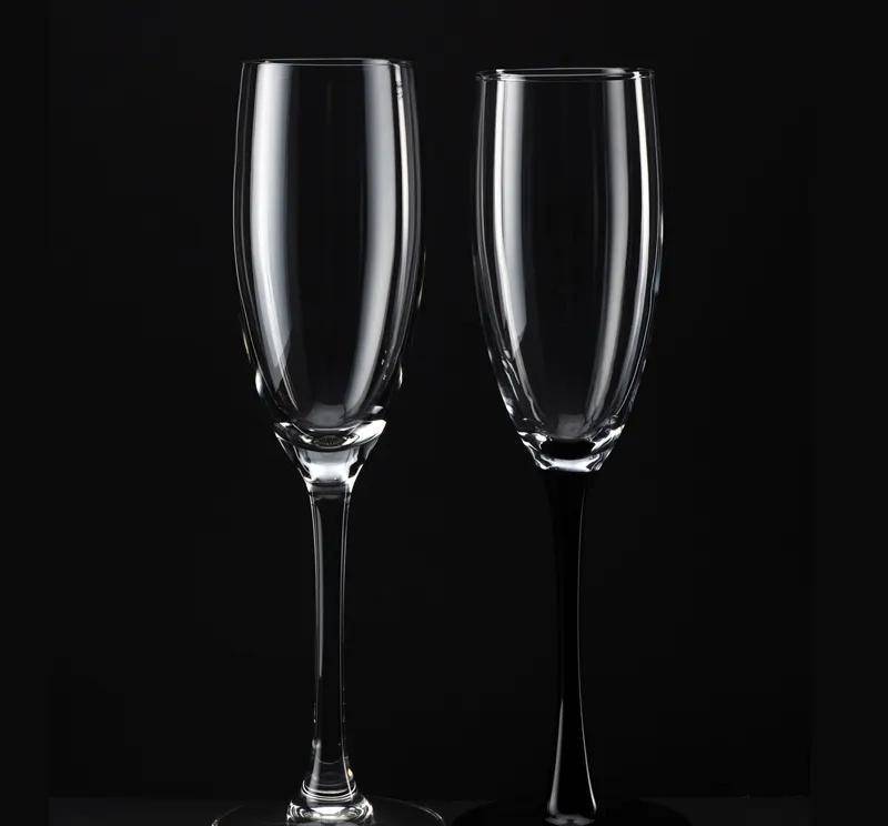 两个高脚杯上都没有指纹,并且没有提取到任何唾液分泌物,这似乎是两个