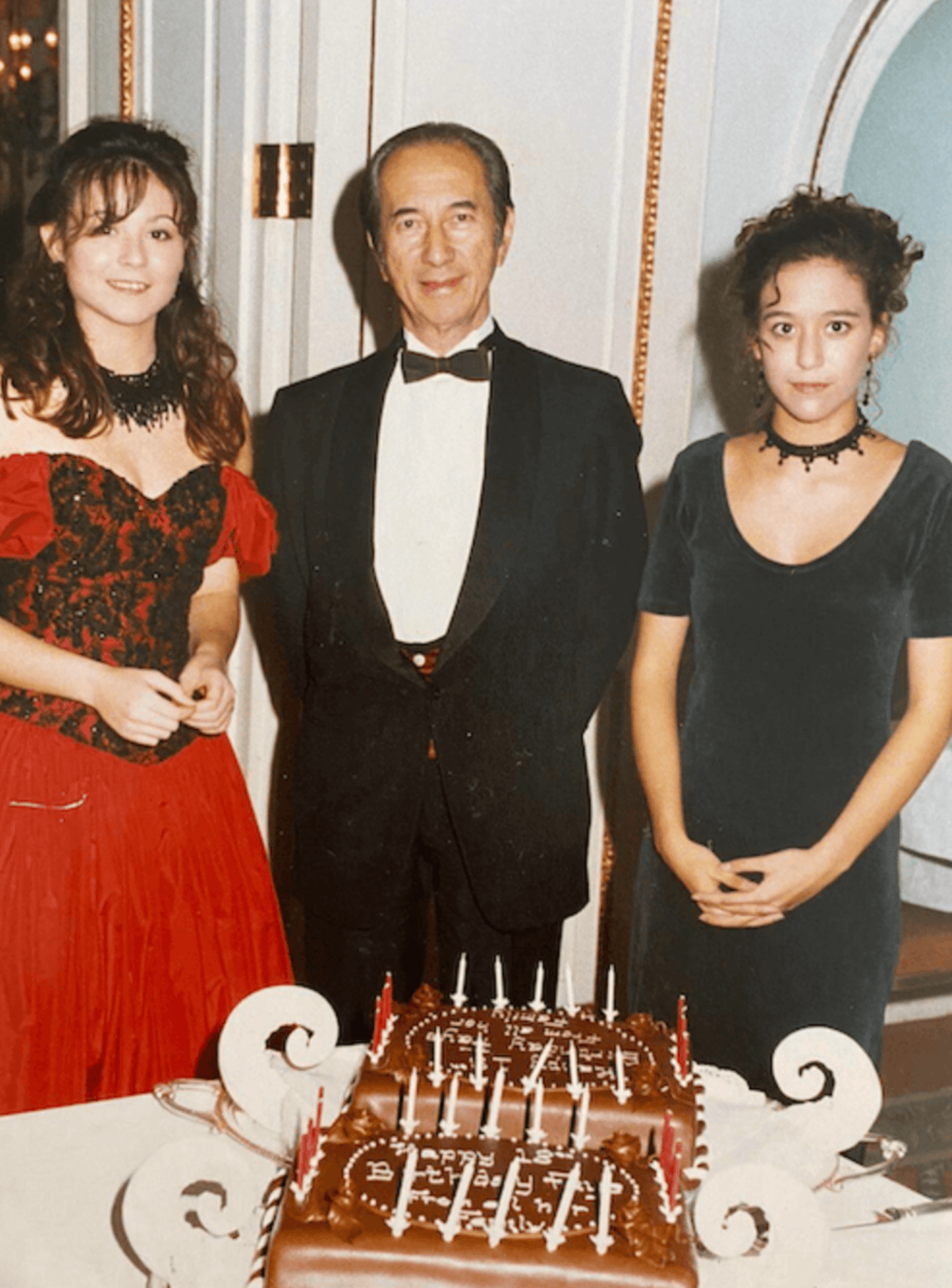 何家华姐妹从此就成为了孤儿,那一年何家华6岁,妹妹何家文3岁