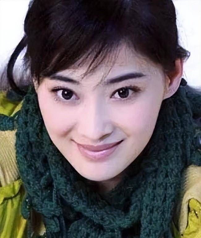 梅婷年轻时的照片有很多.各个角度都很美,赏心悦目.6.迪丽热巴7.