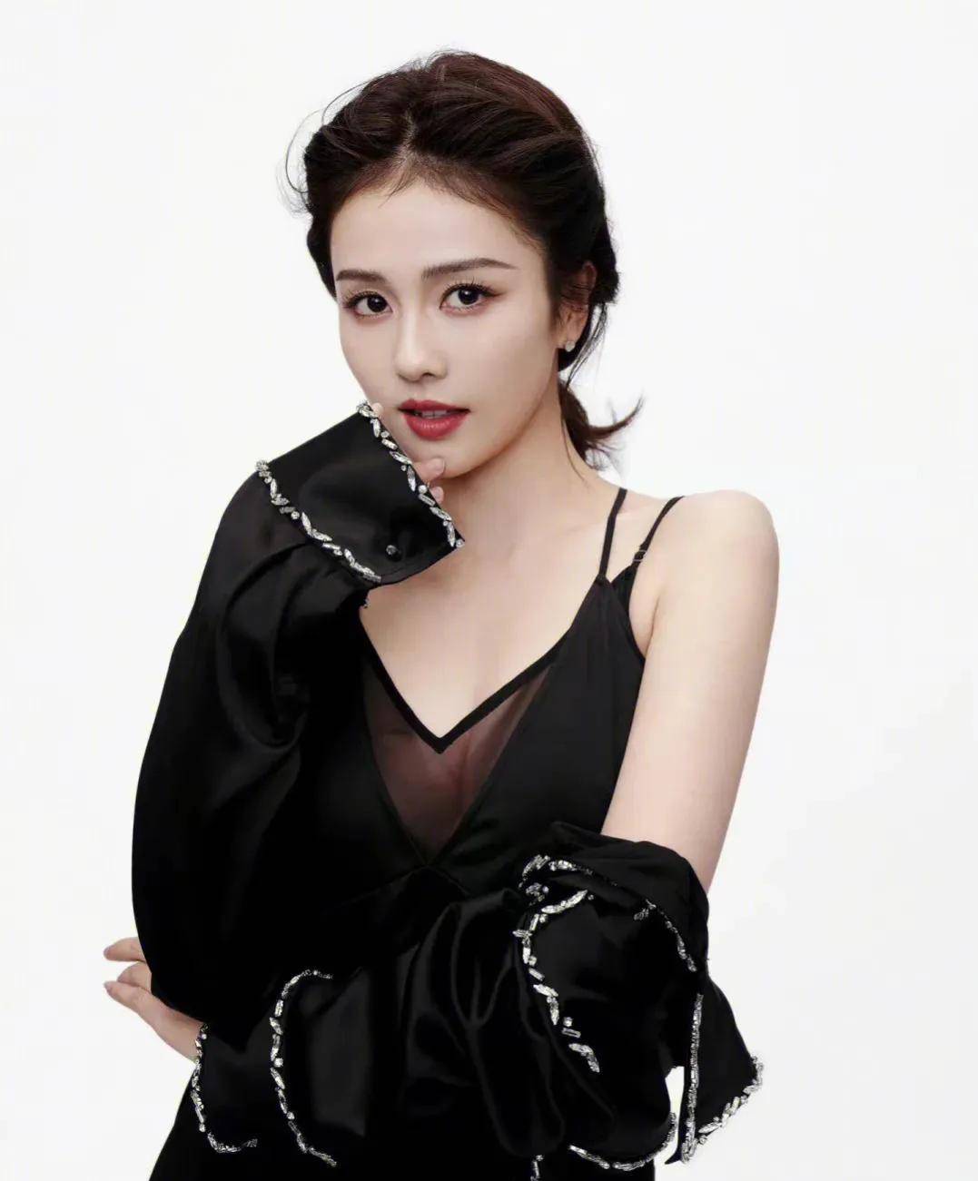 白鹿身材真的太棒了!