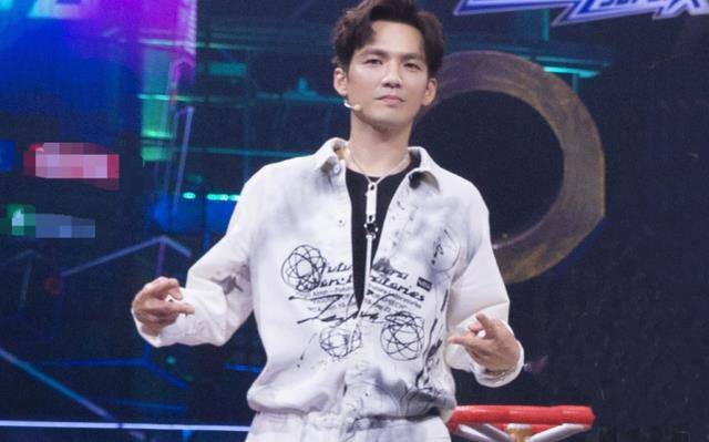 张艺兴身高178王嘉尔175王一博180,三人同框,网友:没人谎报?