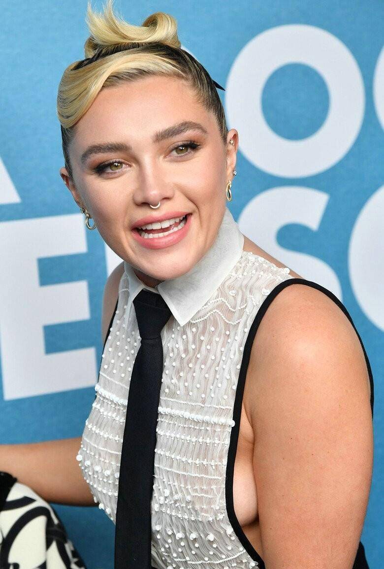 佛罗伦斯·珀出席电影活动,穿白色无袖上衣拼接黑色半裙礼服亮相_pugh