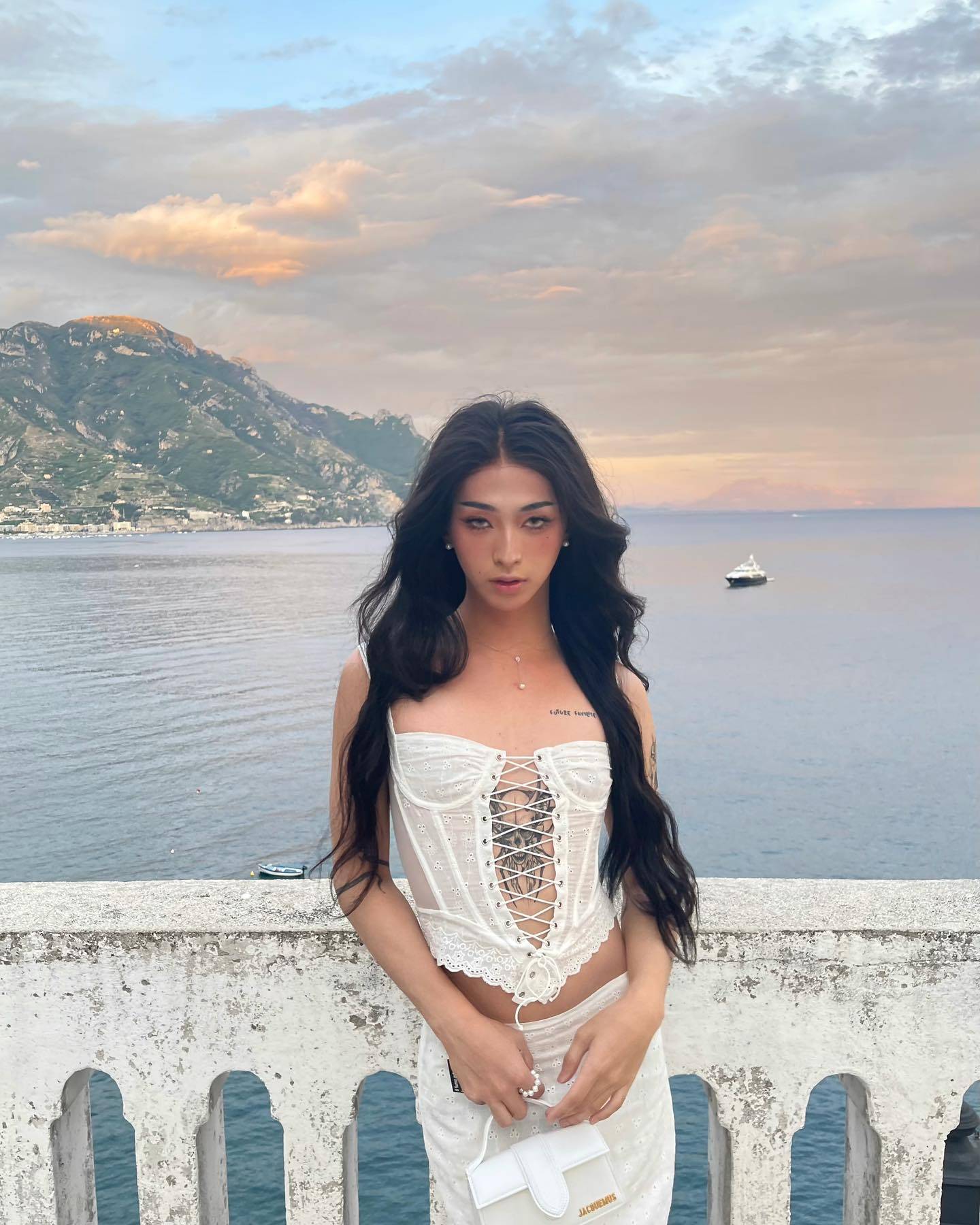 庾澄庆伊能静儿子做自己好自在 21岁生日穿裙子撩长发妖娆自拍_庾恩利