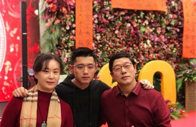 张继科的父母都是老实的普通人,对于景甜的娱乐圈出身和景甜的过去