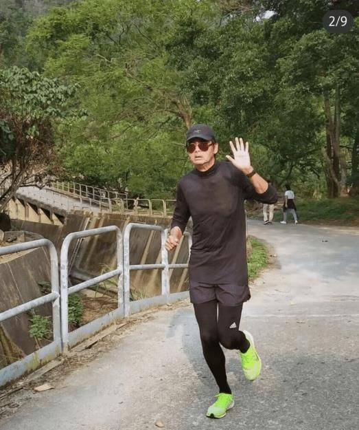 67岁周润发爬山,身材纤瘦脸颊下垂明显,身材肌腹肌线条清晰可见_网友