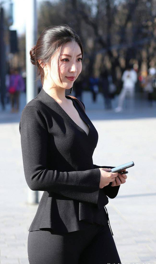 窈窕丰满的成熟女人 盛夏里绽放知性魅力_身材_女性_年龄