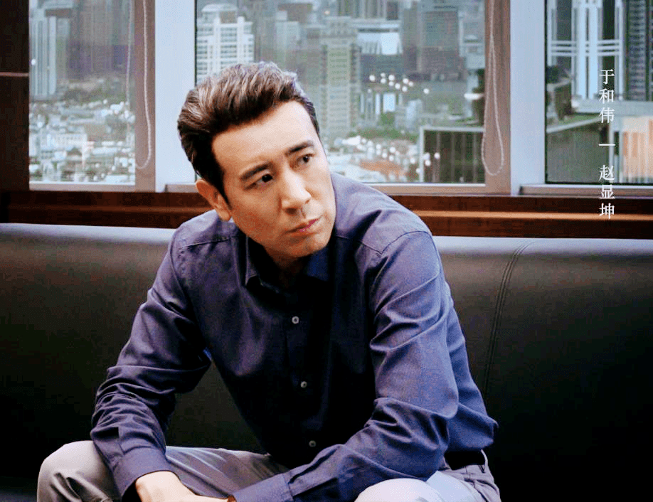 尤其是于和伟,一改往日风格,在剧中挑战了董事长的角色,沉稳干练,喜怒