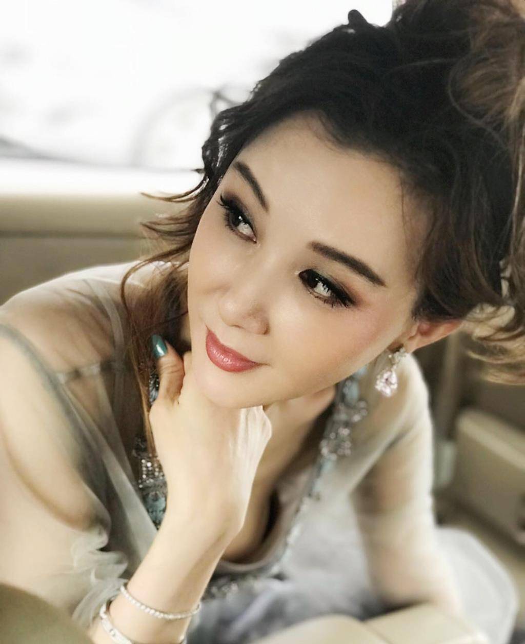 50岁萧蔷发表三个张近照,小李飞刀是最美的女人,一点都不老_照片_时候