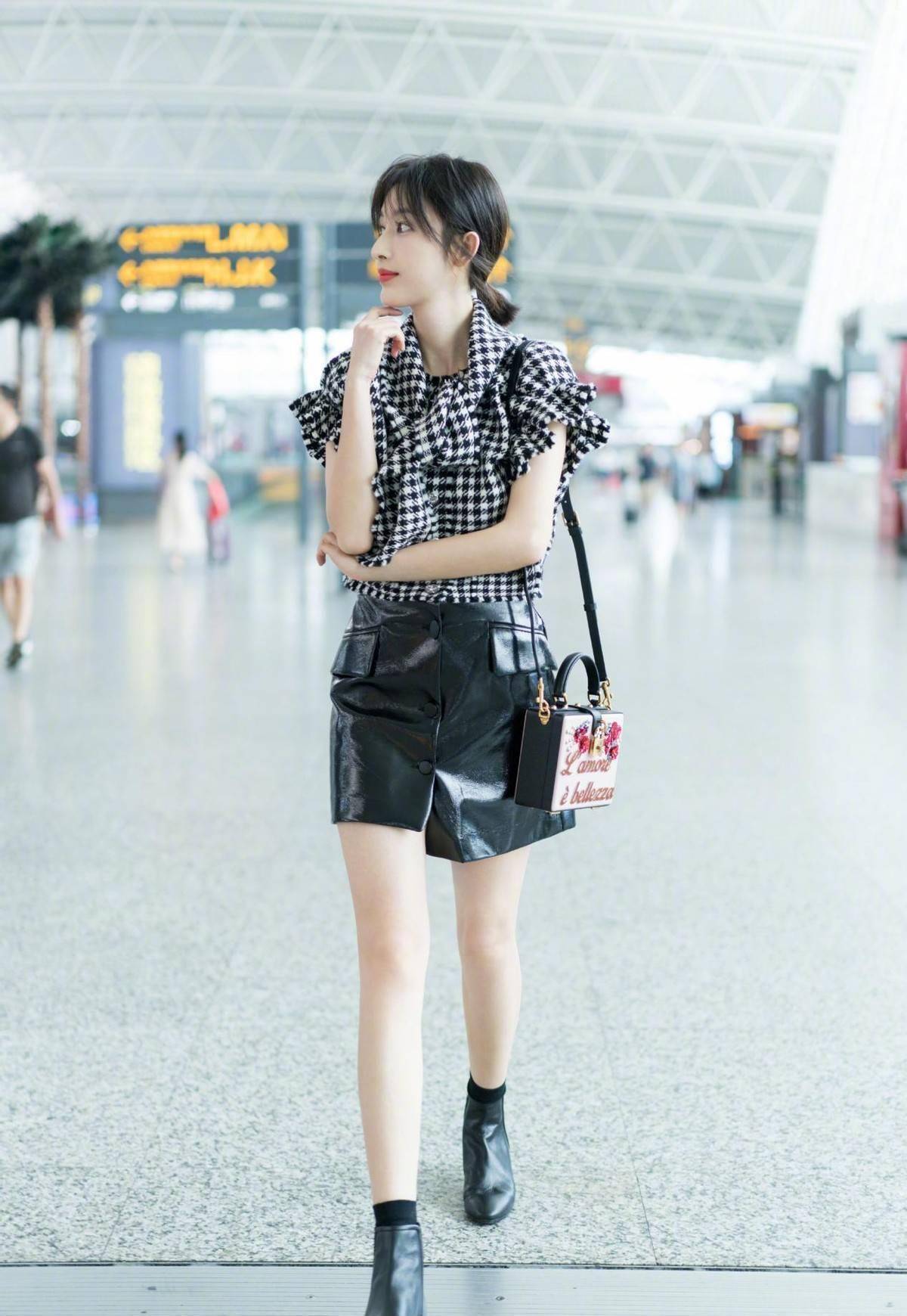 佩服张俪的好衣品机场利用千鸟格营造出穿搭亮点咋看咋时髦
