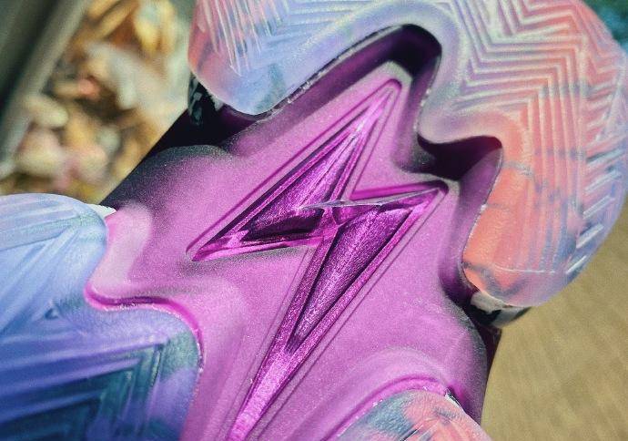 匹克闪电x哥斯拉 361big3 x 小黄人 谁赢了?_鞋子_感觉_logo