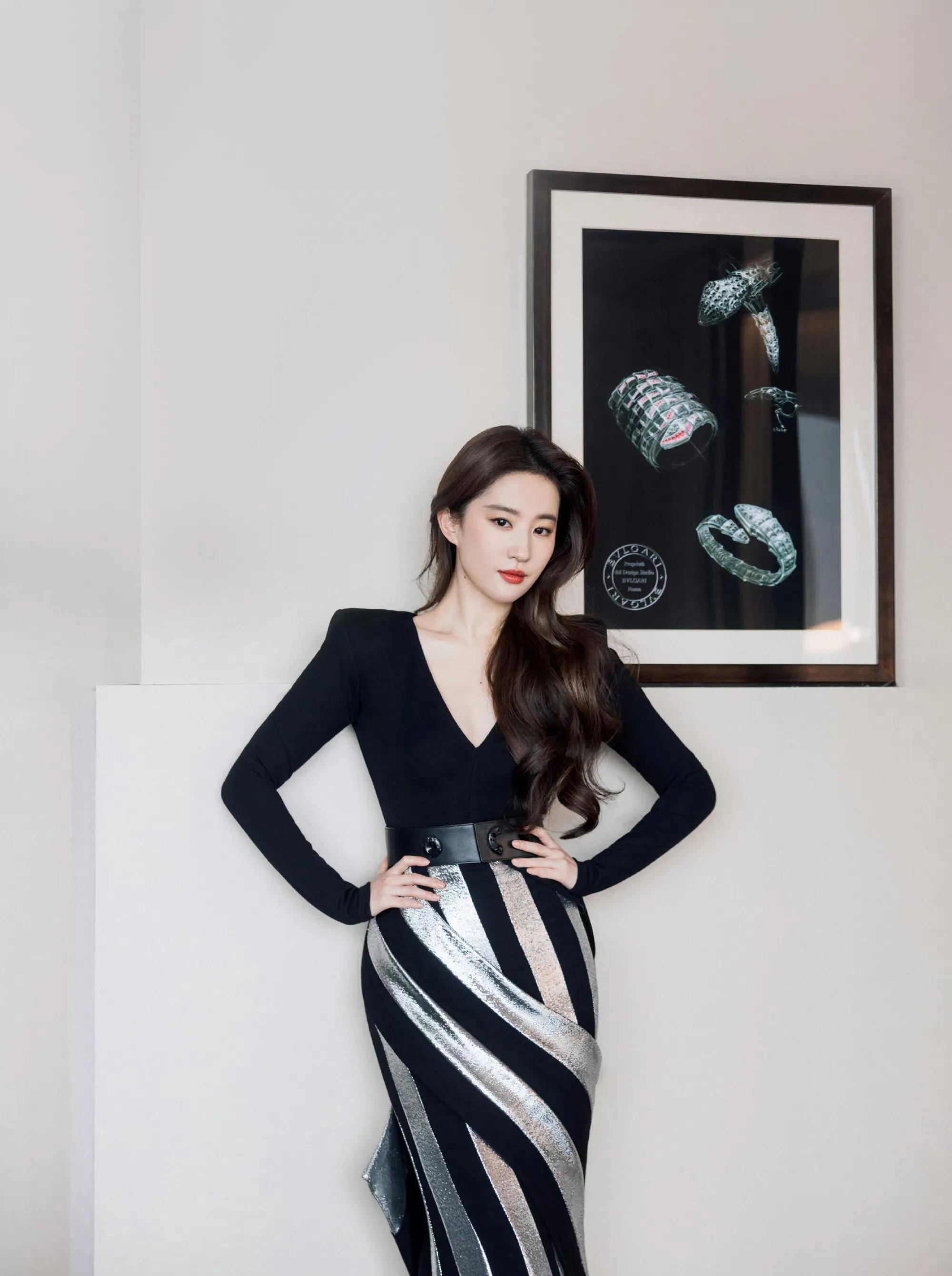 刘亦菲穿深v条纹裙优雅高贵 性感妩媚_活动_大气_造型