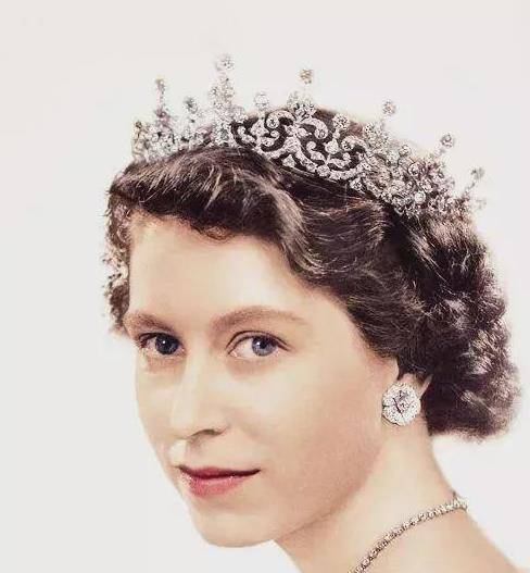 奥黛丽赫本的加冕时刻,《罗马假日》太出名了,粉红色的皇冠也太惊艳了