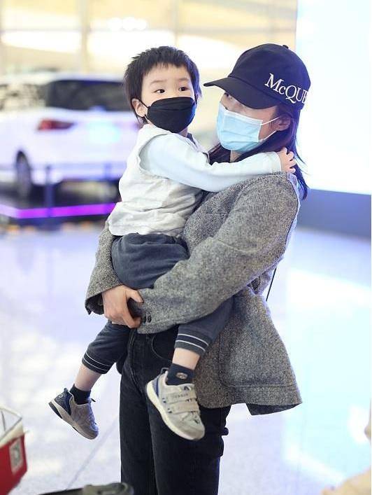 蒋勤勤挎20万的包素颜现身,眼圈乌黑显憔悴,儿子颜值高超像父亲