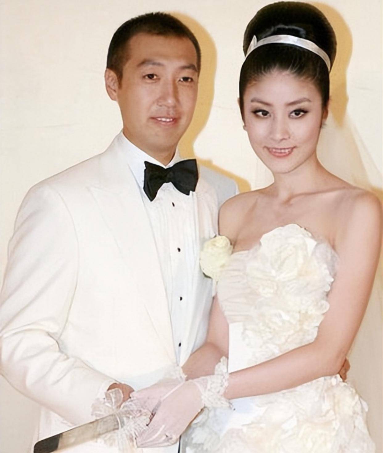 虽然嫁入了豪门,可陈慧琳从未放弃过自己的事业,丈夫刘建浩也从未干涉