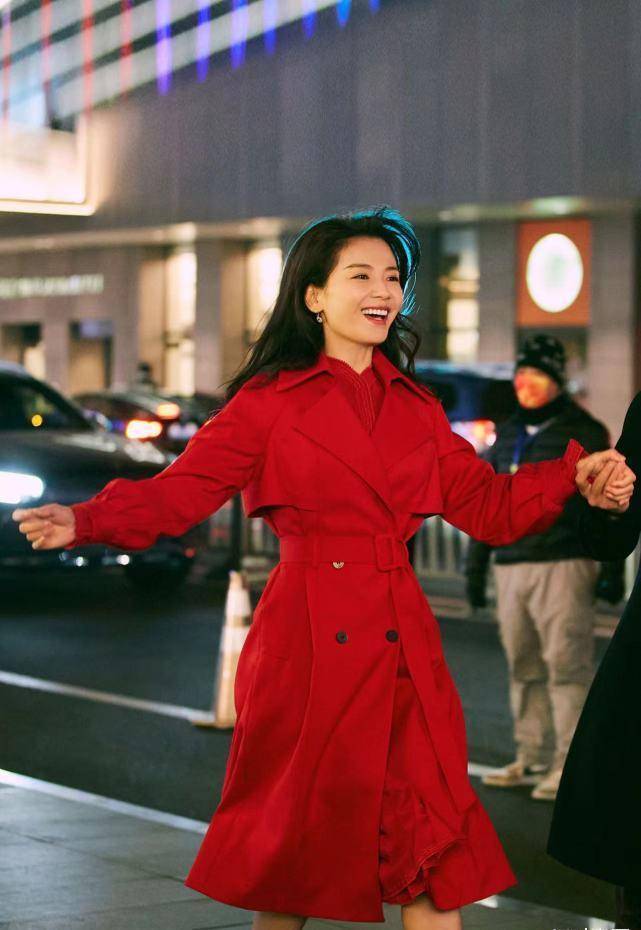 超喜欢刘涛的这一身2022年红穿搭,喜气洋洋特喜庆_红色_风衣_技巧