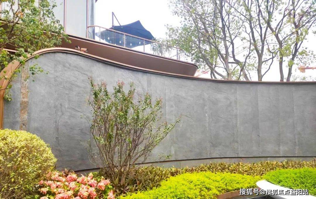 外围景墙压顶,钢构人造墙的图纸下单和现场实际尺寸会有些许差异,这就