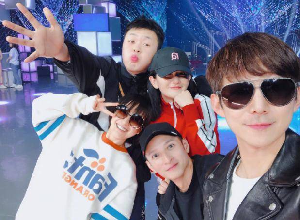 罕见失误,何炅反复提问鹿晗靠颜值获角色?结果多人插话帮忙救场