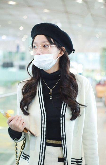 程潇优雅知性,身穿小香风套装出门,戴上金属框眼镜气质不错!