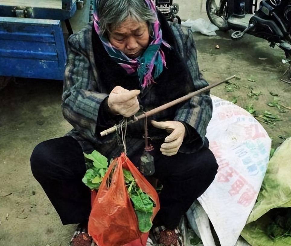 农村大妈卖"良心菜",30元一斤无人问津,识货人80元全买走_野菜_香椿芽