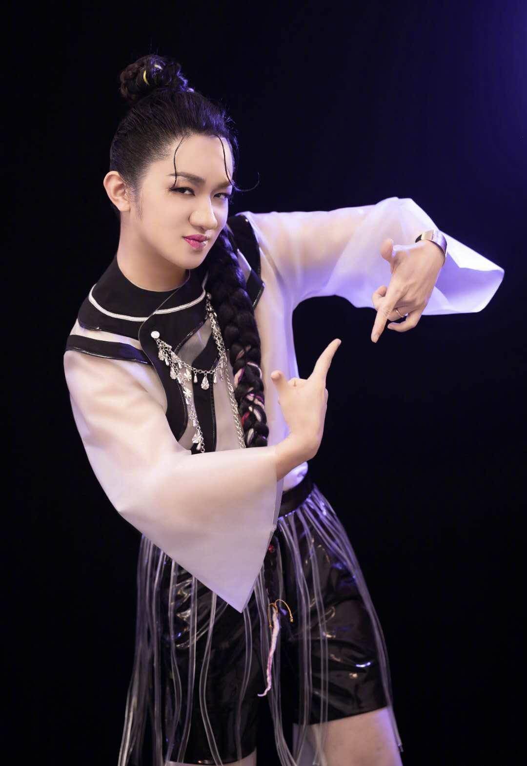 优雅大方,乍一看还真以为是阿朵本人了,再一看又觉得是迪丽热巴了,真