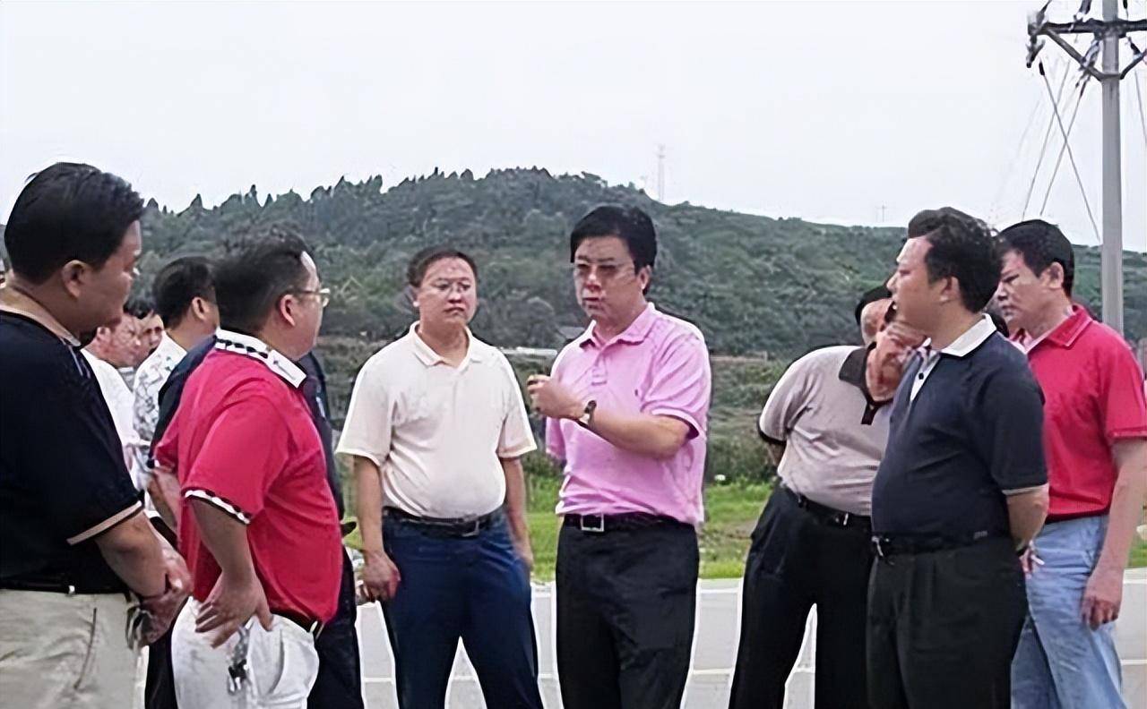 2008年汶川地震,广元市长马华在镜头前泣不成声,颤声哽咽_青川县_木鱼
