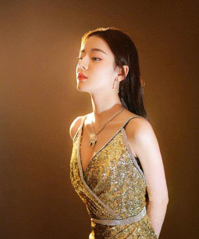 迪丽热巴搭配优雅吊带裙,显知性显时尚,网友:美人如玉 676767