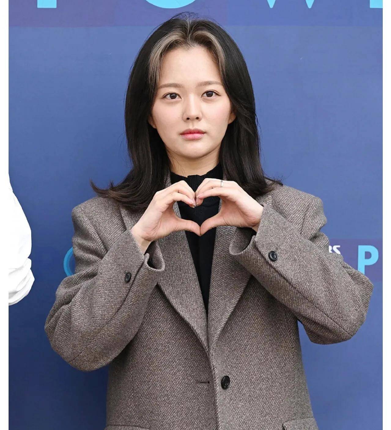 寄生虫》里的富家千金,《某天灭亡走进我家门》里的可爱灵动的少女神