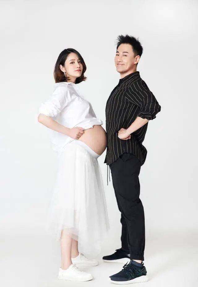 林峰晒一家三口碰拳照官宣当爸与张馨月搞笑合影,用一生守护家人_夫妻