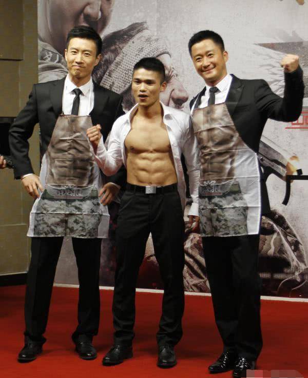 看了庄小龙的八块腹肌,吴京都不敢脱衣服了,在做电影宣传的时候,也
