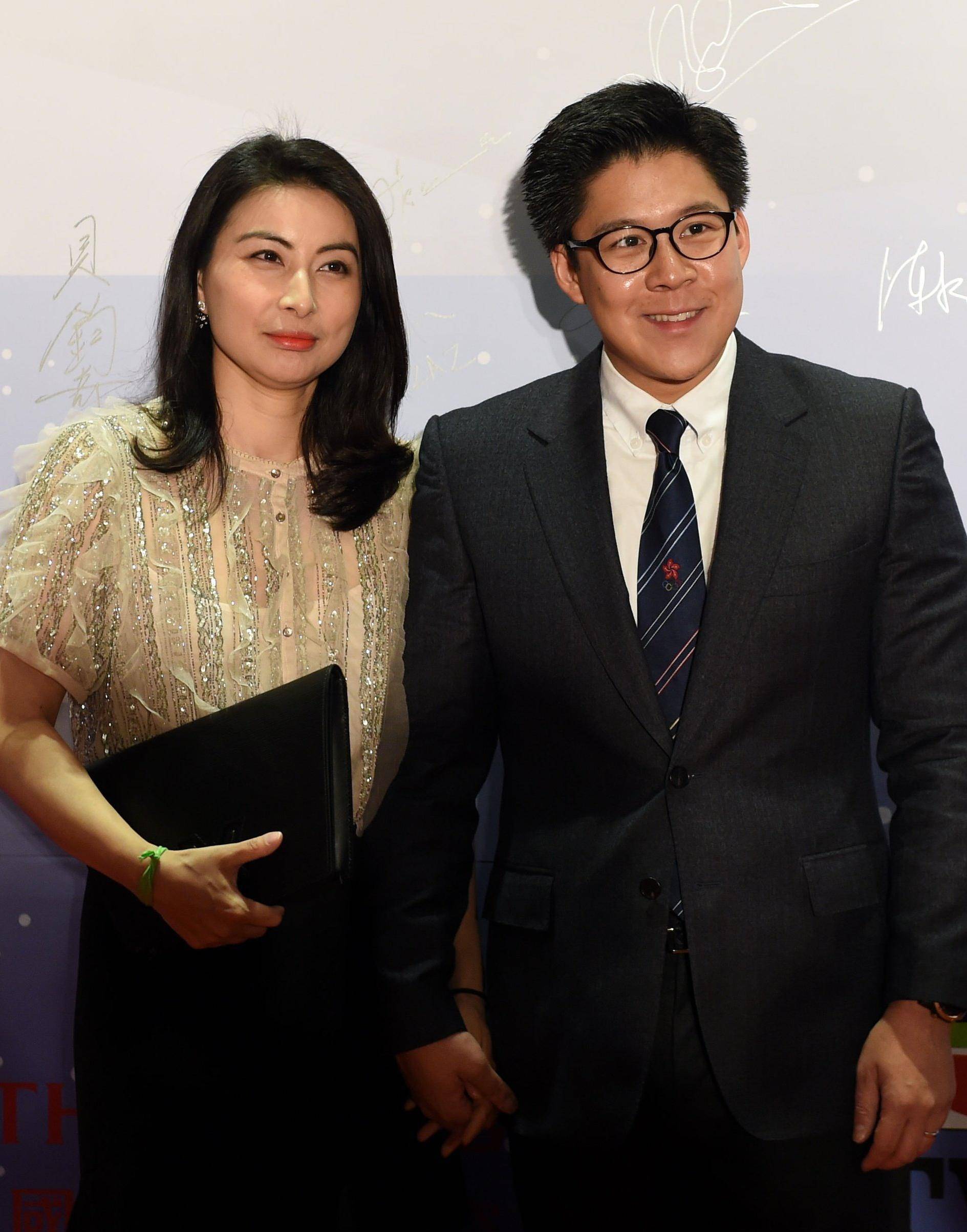 合影充分体现了郭晶晶与港圈名媛绅士的不同_霍启刚_活动_派对