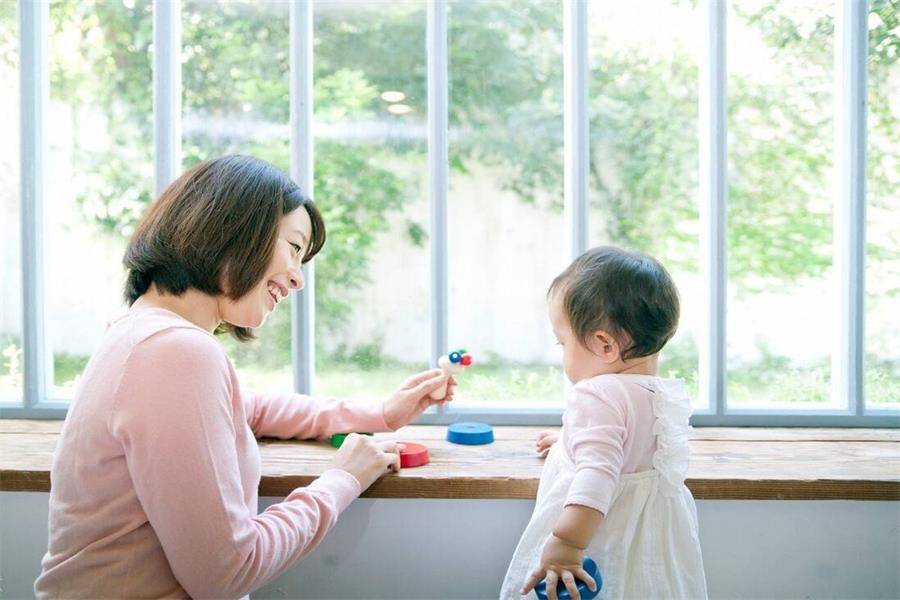 幼儿园老师要画玫瑰花，妈妈买来芹菜直接印上，其他家长服气了