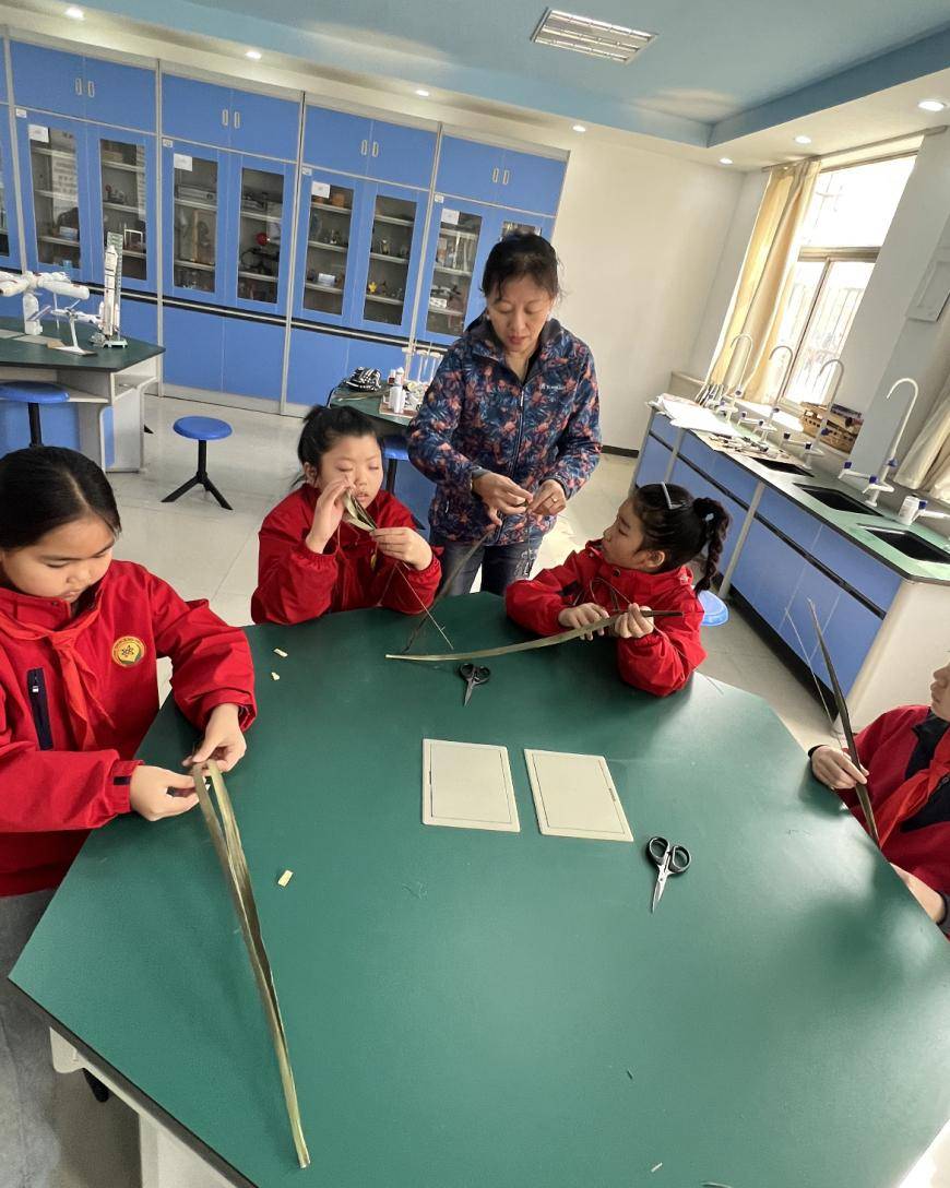 石家庄市翟营大街小学开展非遗草编进校园活动_技艺_传统文化教育