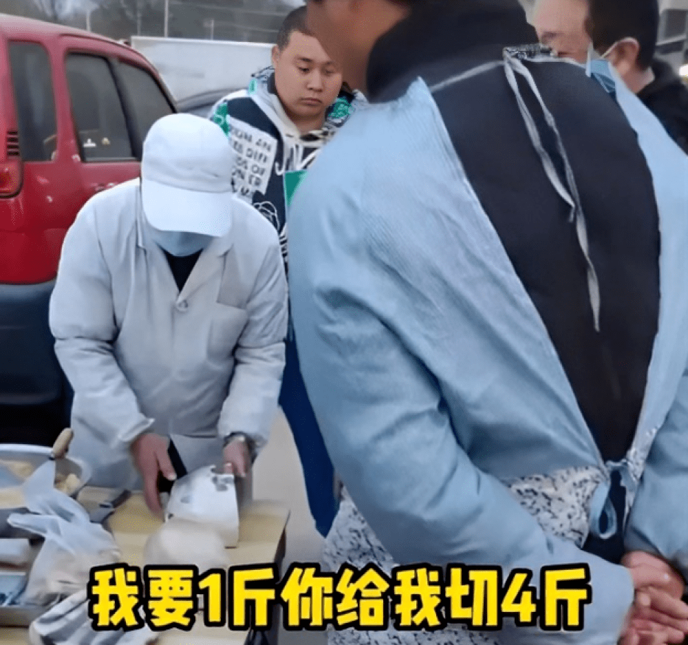 切糕老板多切3斤威胁不买就报警,商贩的行为是否违法呢？