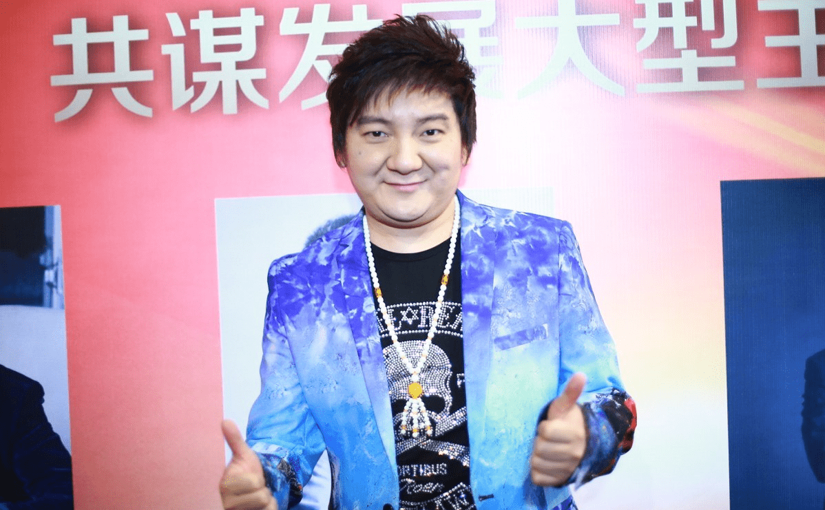 44岁杨臣刚罕露面饮酒作乐!