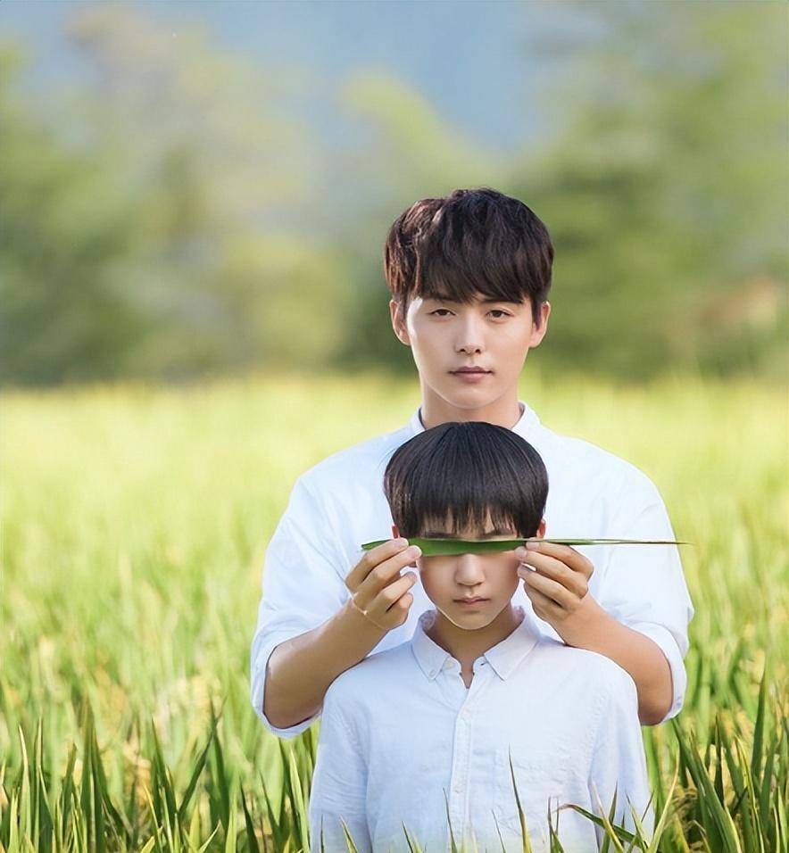 贺峻霖之前就被冠上了"马天宇干儿子"这个称呼,贺峻霖曾和马天宇共同