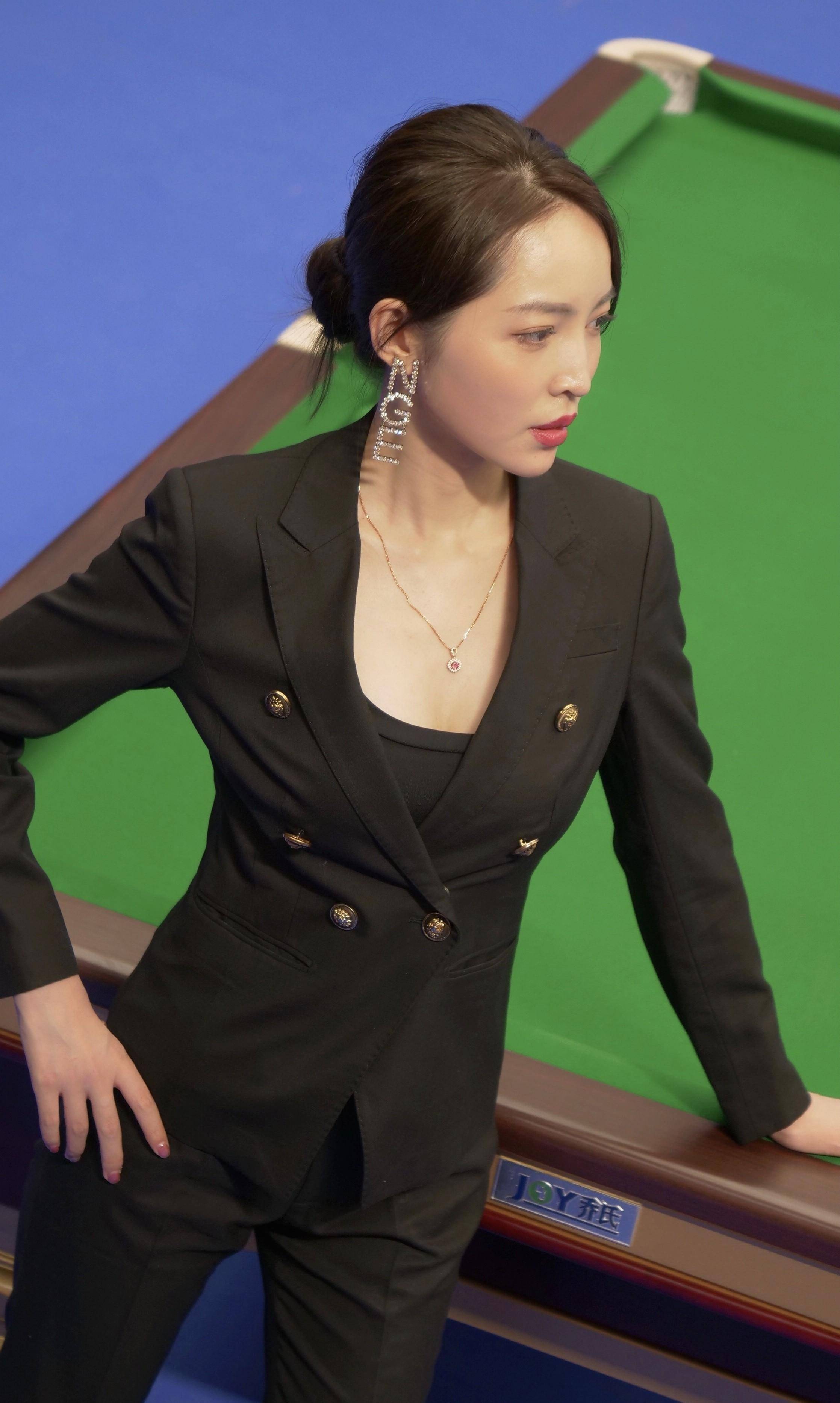 最美裁判"王钟瑶"风格百变玩转球场,一身ol把赛场变成办公室_旗袍
