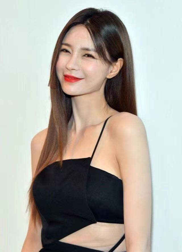 沈梦辰在国外真大胆,长裙仅挂一根带子,但网红气质却输杨紫琼_设计