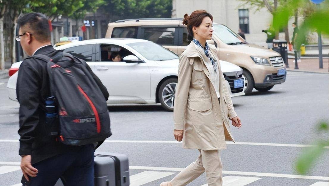 路边摊的每一顿饭都是那么精致优雅,风景优美_风衣_丝巾_颜色