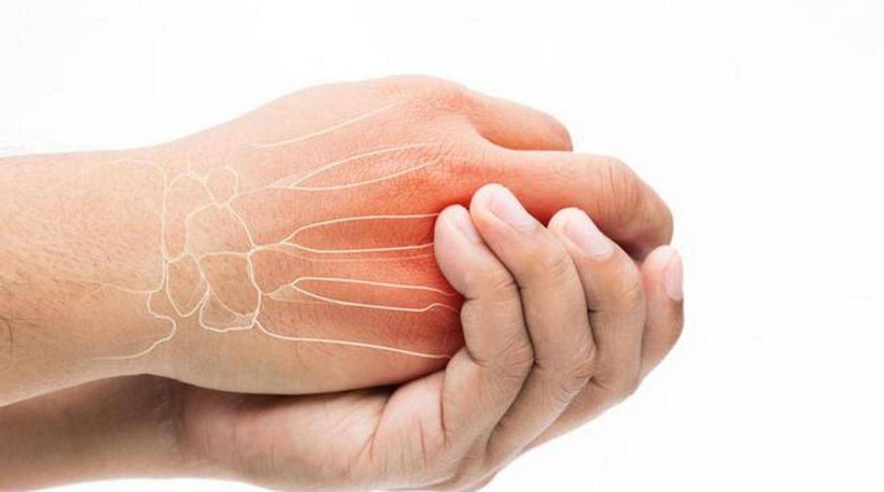 在平时的生活中,手部活动量很大,有时不经意就可能引起手指关节疼痛