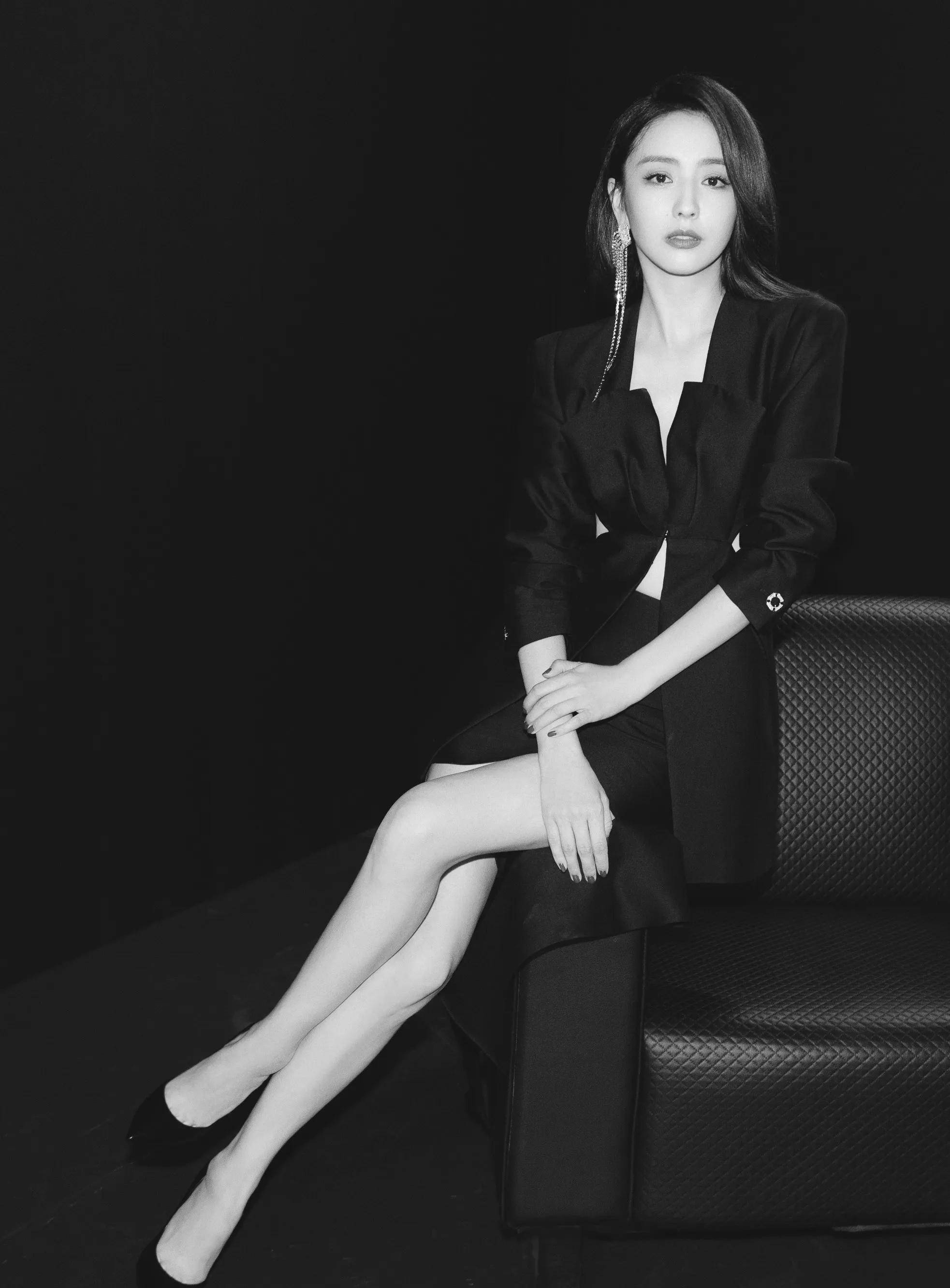 女神佟丽娅的尖头高跟鞋_明星_黑色_西装