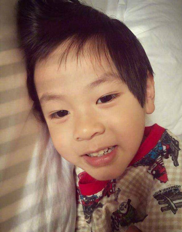 吴尊晒max赖近照,精致的五官越来越像吴尊,网友:缩小版的吴尊_爸爸_带