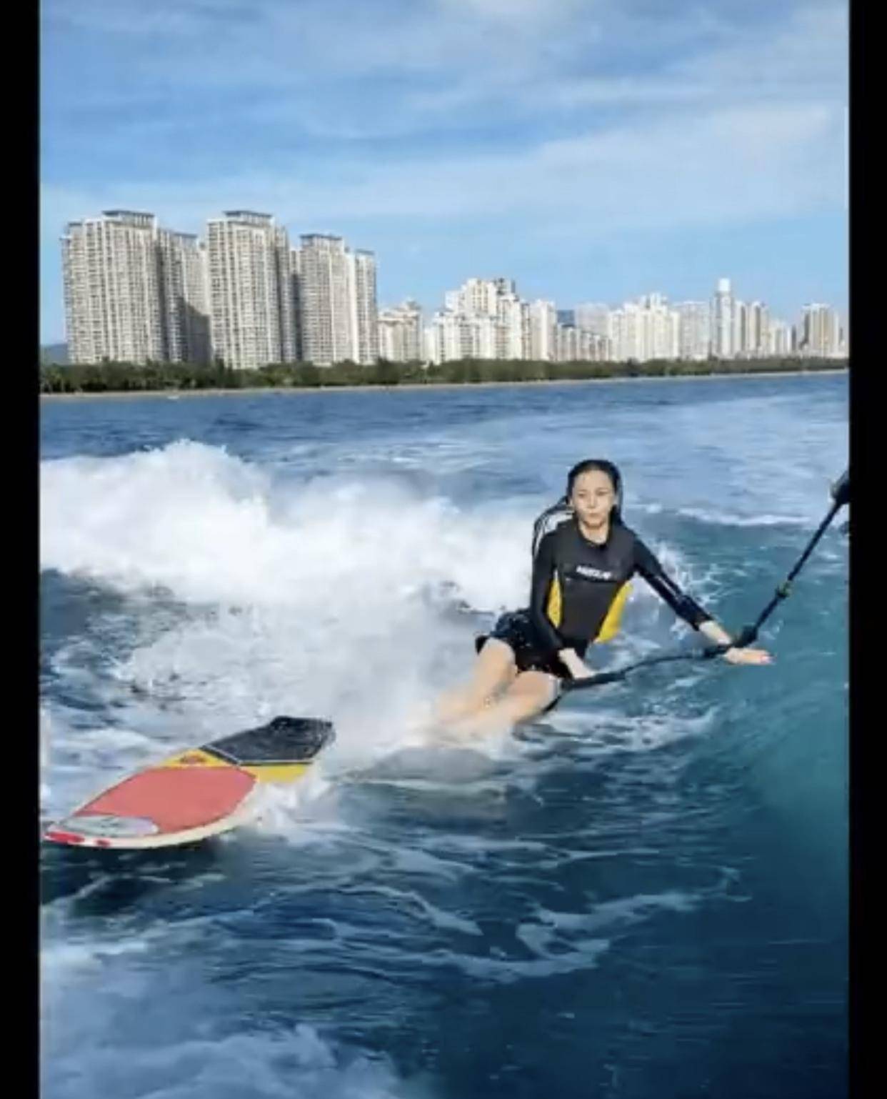 baby冲浪连摔15次,越摔越勇成功耍帅,出道至今一直乘风破浪乔任梁女友